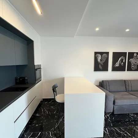 Horizon Boutique - Free Pool Access